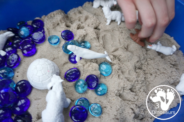 Kinetic Sand Arctic Animals Themed Sensory Bin - a fun small play sensory bin for the arctic animals with glass gems, arctic toob and kinectic sand - 3Dinosaurs.com