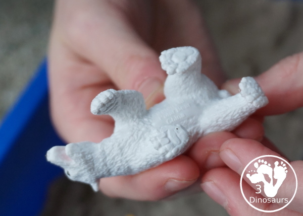 Kinetic Sand Arctic Animals Themed Sensory Bin - a fun small play sensory bin for the arctic animals with glass gems, arctic toob and kinectic sand - 3Dinosaurs.com