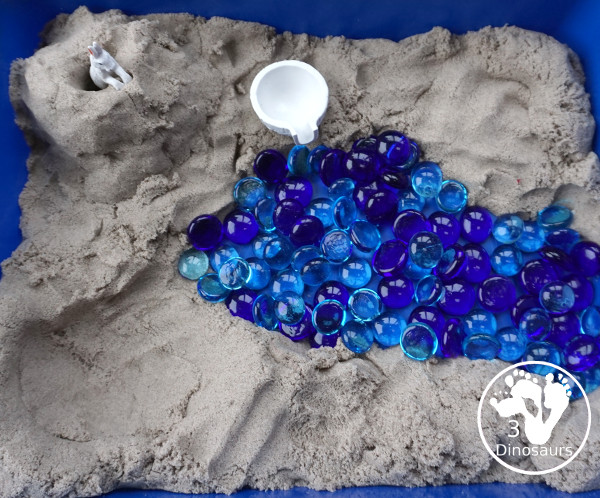 Kinetic Sand Arctic Animals Themed Sensory Bin - a fun small play sensory bin for the arctic animals with glass gems, arctic toob and kinectic sand - 3Dinosaurs.com