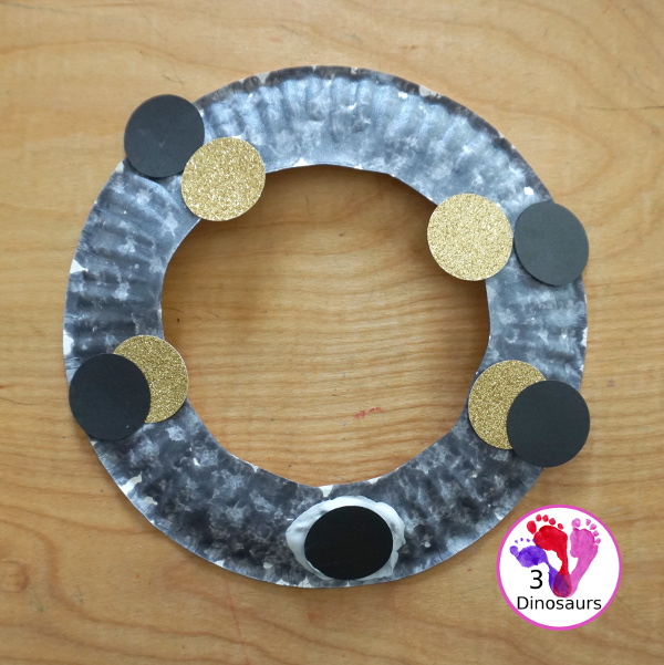 Solar Eclipse Wreath Craft - with showing the five parts of the solar eclipse for kids. From start to end of the solar eclipse. A fun way to learn the different stages. -3Dinosaurs.com