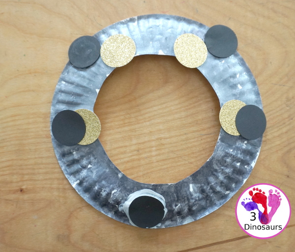 Solar Eclipse Wreath Craft - with showing the five parts of the solar eclipse for kids. From start to end of the solar eclipse. A fun way to learn the different stages. -3Dinosaurs.com