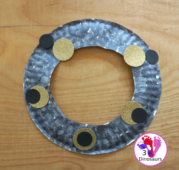 Solar Eclipse Wreath Craft - with showing the five parts of the solar eclipse for kids. From start to end of the solar eclipse. A fun way to learn the different stages. -3Dinosaurs.com