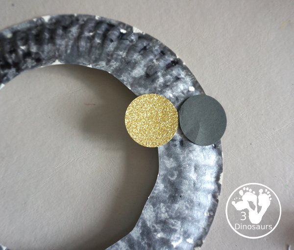 Solar Eclipse Wreath Craft - with showing the five parts of the solar eclipse for kids. From start to end of the solar eclipse. A fun way to learn the different stages. -3Dinosaurs.com