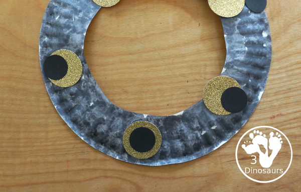 Solar Eclipse Wreath Craft - with showing the five parts of the solar eclipse for kids. From start to end of the solar eclipse. A fun way to learn the different stages. -3Dinosaurs.com