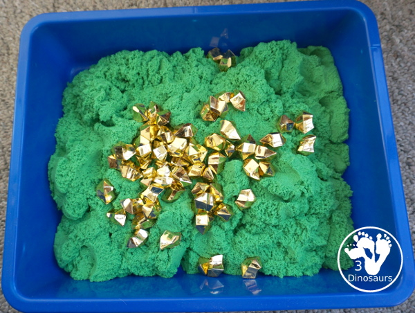 St. Patrick's Day Gold Find Sensory Bin - a fun kinetic sand sensory bin for St. Patrick's Day with finding the gold in the sensory bin - 3Dinosaurs.com