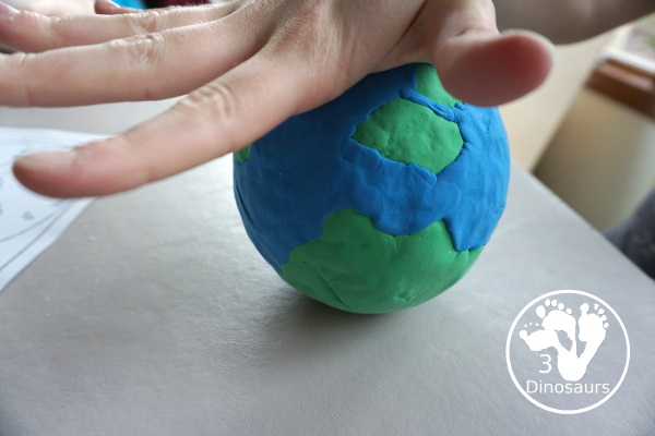Model Magic Earth Craft - a super simple craft that different ages can make that works great for a fine motor craft for Earth Day or learning about space - 3Dinosaurs.com