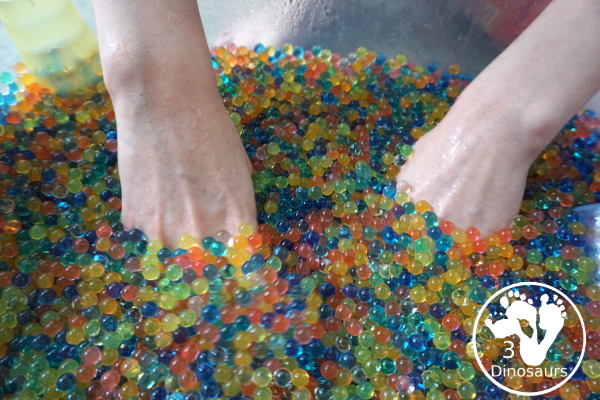 Water Beads Sensory Bin - easy sensory play with water beads for all year - 3Dinosaurs.com