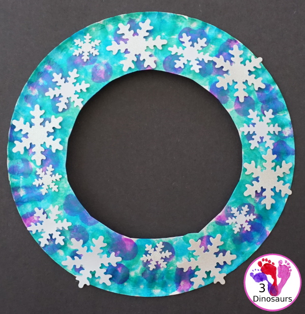 Snowflake Wreath - a simple snowflake themed wreath you can make in the winter - 3Dinosaurs.com