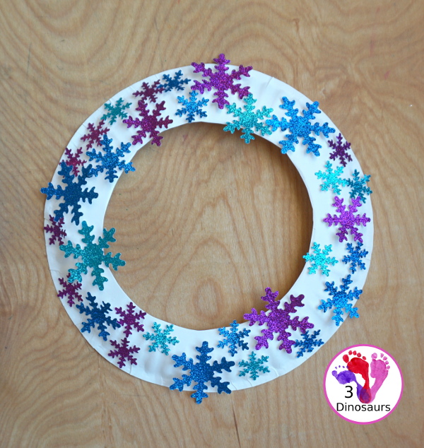 Easy to Make Glitter Snowflake Wreath Craft for kids - You have a simple craft with just a few items to make this winter wreath - 3Dinosaurs.com