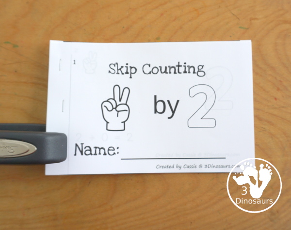 Free Hand Skip Counting by 2 & 5 Easy Reader Books - each book has 14 pages with skip counting numbers, repeat addition, and visual with hand and fingers for the skip counting. - 3Dinosaurs.com