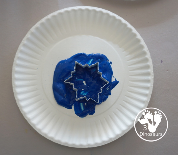 Colored Snowflake Cookie Cutter Stamping - A simple stamp painting with cookie cutters. You have several sizes and different colors of blues and purple - 3Dinosaurs.com