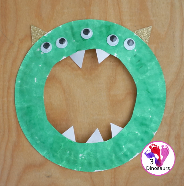 Monster Paper Plate Wreath - Easy to make paper plate monster wreath a great craft for Halloween - 3Dinosaurs.com