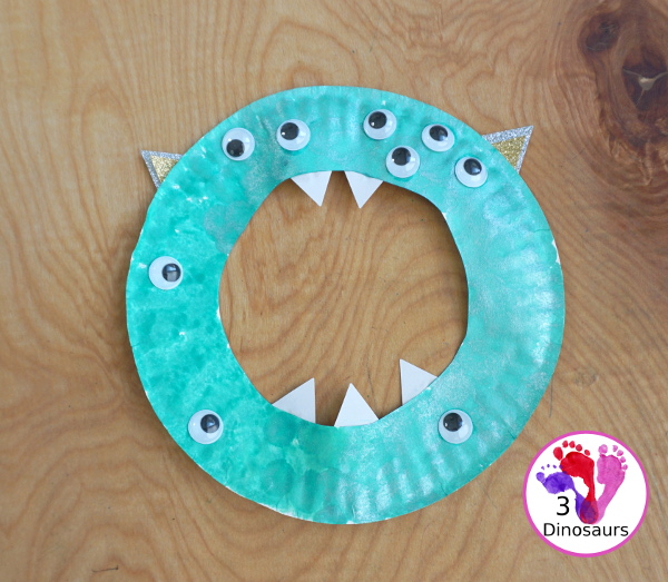 Monster Paper Plate Wreath - Easy to make paper plate monster wreath a great craft for Halloween - 3Dinosaurs.com