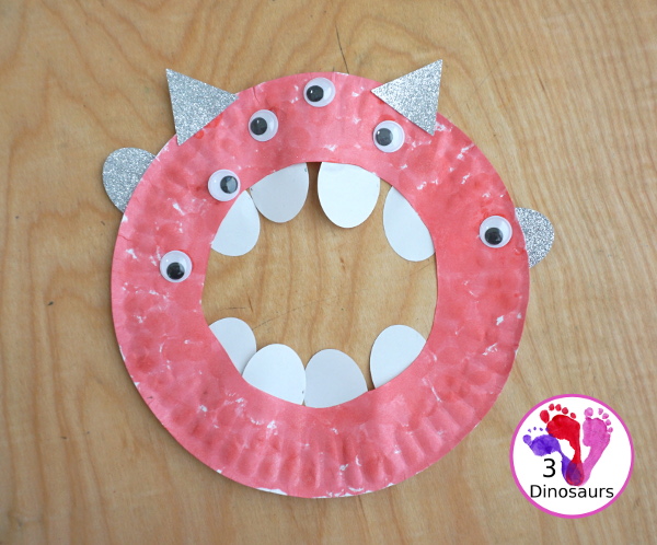 Monster Paper Plate Wreath - Easy to make paper plate monster wreath a great craft for Halloween - 3Dinosaurs.com