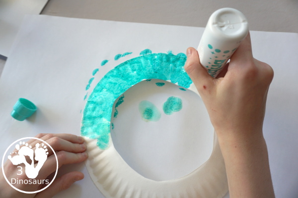 Monster Paper Plate Wreath - Easy to make paper plate monster wreath a great craft for Halloween - 3Dinosaurs.com