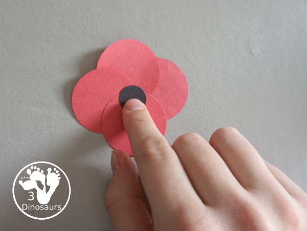 Poppy Flower Wreath Craft for Kids for Veteran's Day. A great way to remember veterans and all they have done. These are great to make for remembrance days, veterans day and memorial day - 3Dinosaurs.com