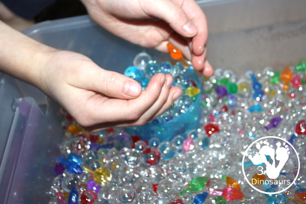 Christmas Lights Water Bead Sensory Bin - A fun sensory bin fill with water bead and small lights for kids to play in- 3Dinosaurs.com