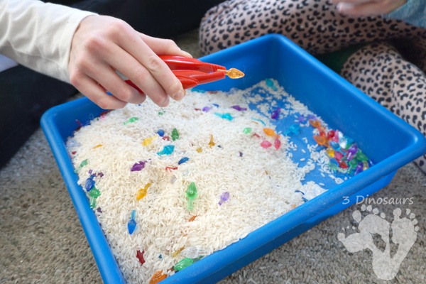 Christmas Lights & Rice Sensory Bin - simple and easy to set up sensor bin for kids to play in and great for sensory play - 3Dinosaurs.com