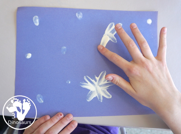 Making Fingerprint Daisies - a simple and easy painting craft that kids can do in minutes with very few supplies- 3Dinosaurs.com