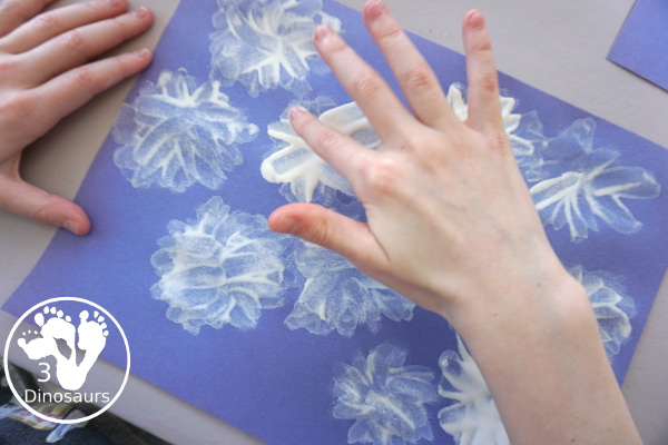 Making Fingerprint Daisies - a simple and easy painting craft that kids can do in minutes with very few supplies- 3Dinosaurs.com