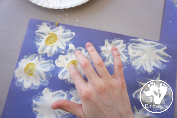 Making Fingerprint Daisies - a simple and easy painting craft that kids can do in minutes with very few supplies- 3Dinosaurs.com