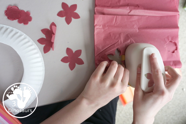 Tissue Paper Flower Wreath Craft - a fun wreath made with tissues paper flower and a paper plate. Super easy for different ages to do this craft. 3Dinosaurs.com