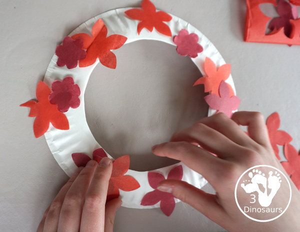 Tissue Paper Flower Wreath Craft - a fun wreath made with tissues paper flower and a paper plate. Super easy for different ages to do this craft. 3Dinosaurs.com