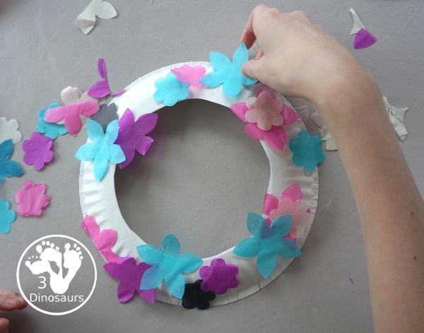 Tissue Paper Flower Wreath Craft - a fun wreath made with tissues paper flower and a paper plate. Super easy for different ages to do this craft. 3Dinosaurs.com