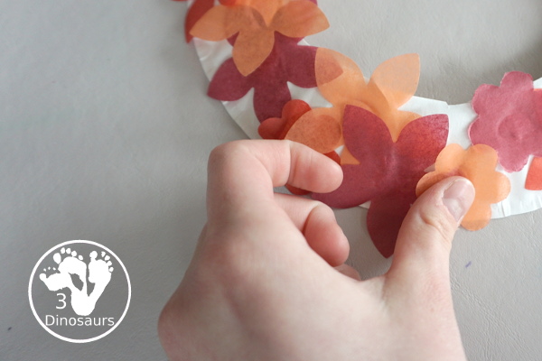 Tissue Paper Flower Wreath Craft - a fun wreath made with tissues paper flower and a paper plate. Super easy for different ages to do this craft. 3Dinosaurs.com