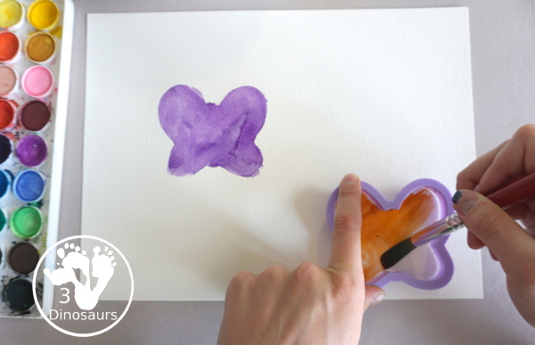 Butterfly Watercolor Painting With Cooke Cutter - A super simple watercolor painting you can do with butterfly cookie cutters and watercolor paints. You can have fun with this spring theme - 3Dinosaurs.com