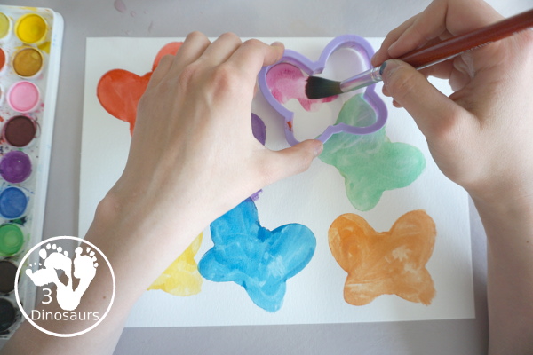 Butterfly Watercolor Painting With Cooke Cutter - A super simple watercolor painting you can do with butterfly cookie cutters and watercolor paints. You can have fun with this spring theme - 3Dinosaurs.com