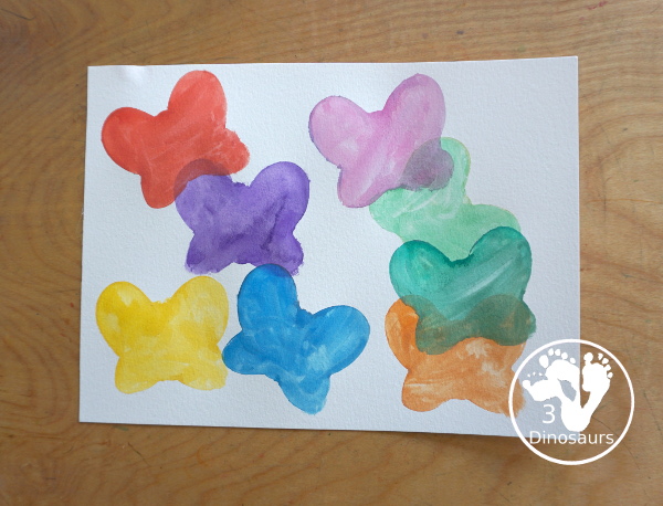 Butterfly Watercolor Painting With Cooke Cutter - A super simple watercolor painting you can do with butterfly cookie cutters and watercolor paints. You can have fun with this spring theme - 3Dinosaurs.com