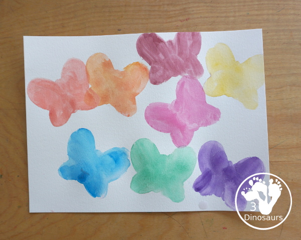 Butterfly Watercolor Painting With Cooke Cutter - A super simple watercolor painting you can do with butterfly cookie cutters and watercolor paints. You can have fun with this spring theme - 3Dinosaurs.com