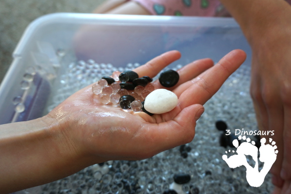 Black and White Space Themed Water Bead Sensory Bin - easy to make sensory bin for kids to play in  - 3Dinosaurs.com 