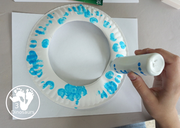 Ocean Fish Wreath - ocean  paper plate wreath that kdis can make for a fun ocean craft that any age can make. - 3Dinosaurs.com