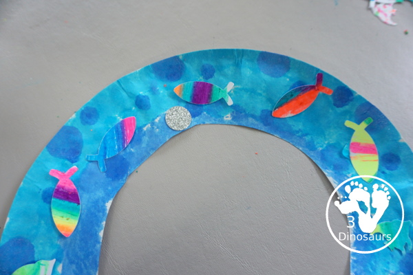 Ocean Fish Wreath - ocean  paper plate wreath that kdis can make for a fun ocean craft that any age can make. - 3Dinosaurs.com