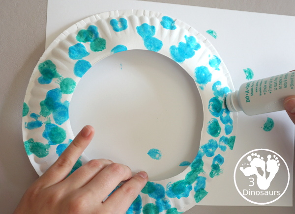 Shark Fin Wreath Craft for Shark Week - that kids can make with a shark cookie cutter and a paper plate. A super easy wreath for all ages.-  3Dinosaurs.com